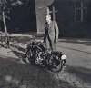 BMW_R24_Mann-am-Strassenrand_web.jpg