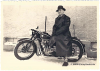 BMW_R25-2_Mann_Ledermantel_Hut_02_web.png